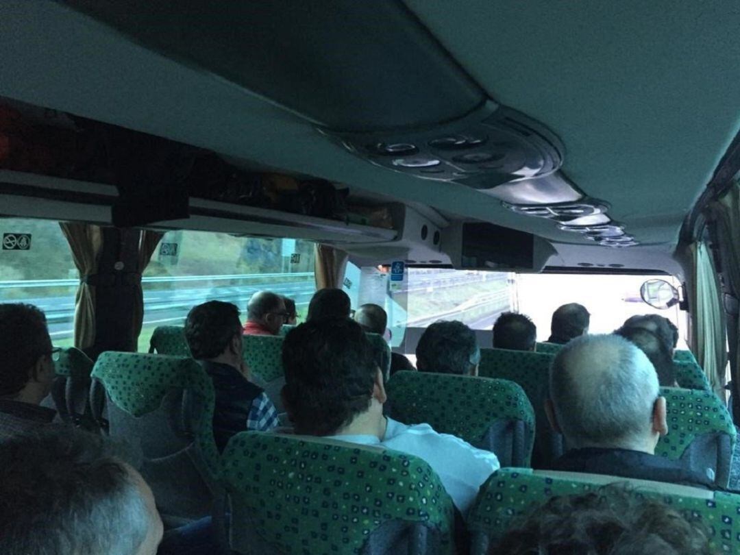 Trabajadores de La Naval en el autobús camino de Madrid