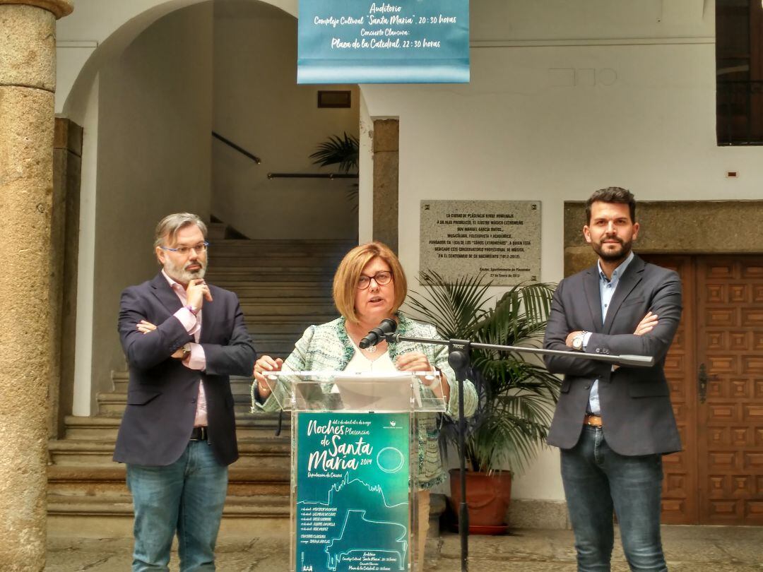 La presidenta de la Diputación de Cáceres junto al alcalde de Plasencia (izq) y el diputado provincial de cultura (dcha)