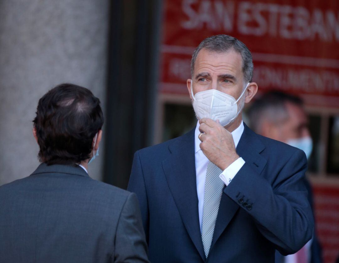 El presidente de la Junta de Castilla y León, Alfonso Fernández Mañueco (i), y el rey Felipe VI, a su llegada al Convento de San Esteban para celebrar la XXIV Conferencia de Presidentes.