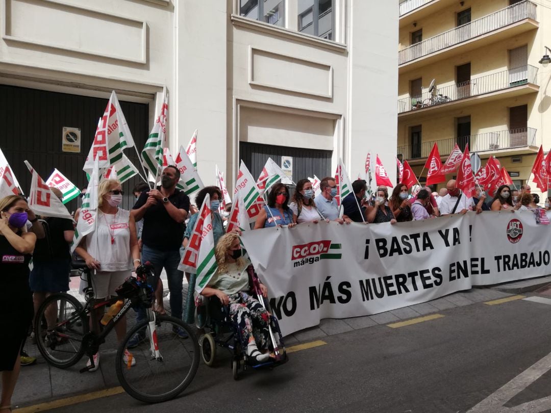 Protesta ante la sede de la CEM en Málaga