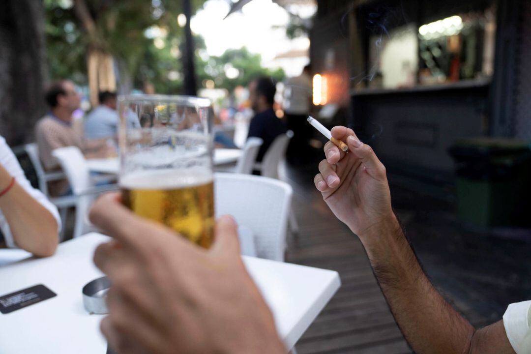 Personas tomando algo en una terraza