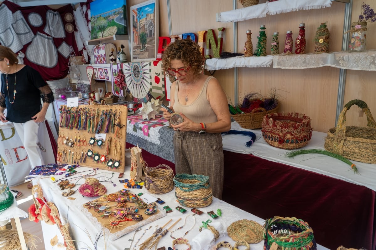 Encuentro de asociaciones de mujeres en la plaza de España de Cartagena