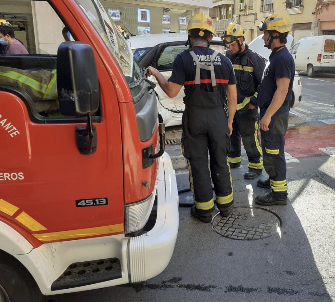 Los bomberos del SPEIS rescatan de madrugada a una persona tras iniciarse un incendio en la terraza de su ático en Alicante