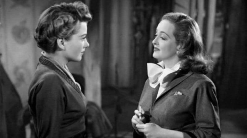 Bette Davis y Anne Baxter en una escena de Eva al desnudo, de Joseph L. Mankiewicz.