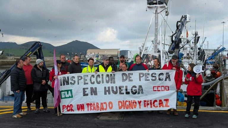 Concentración de los inspectores de pesca en el puerto de Santoña