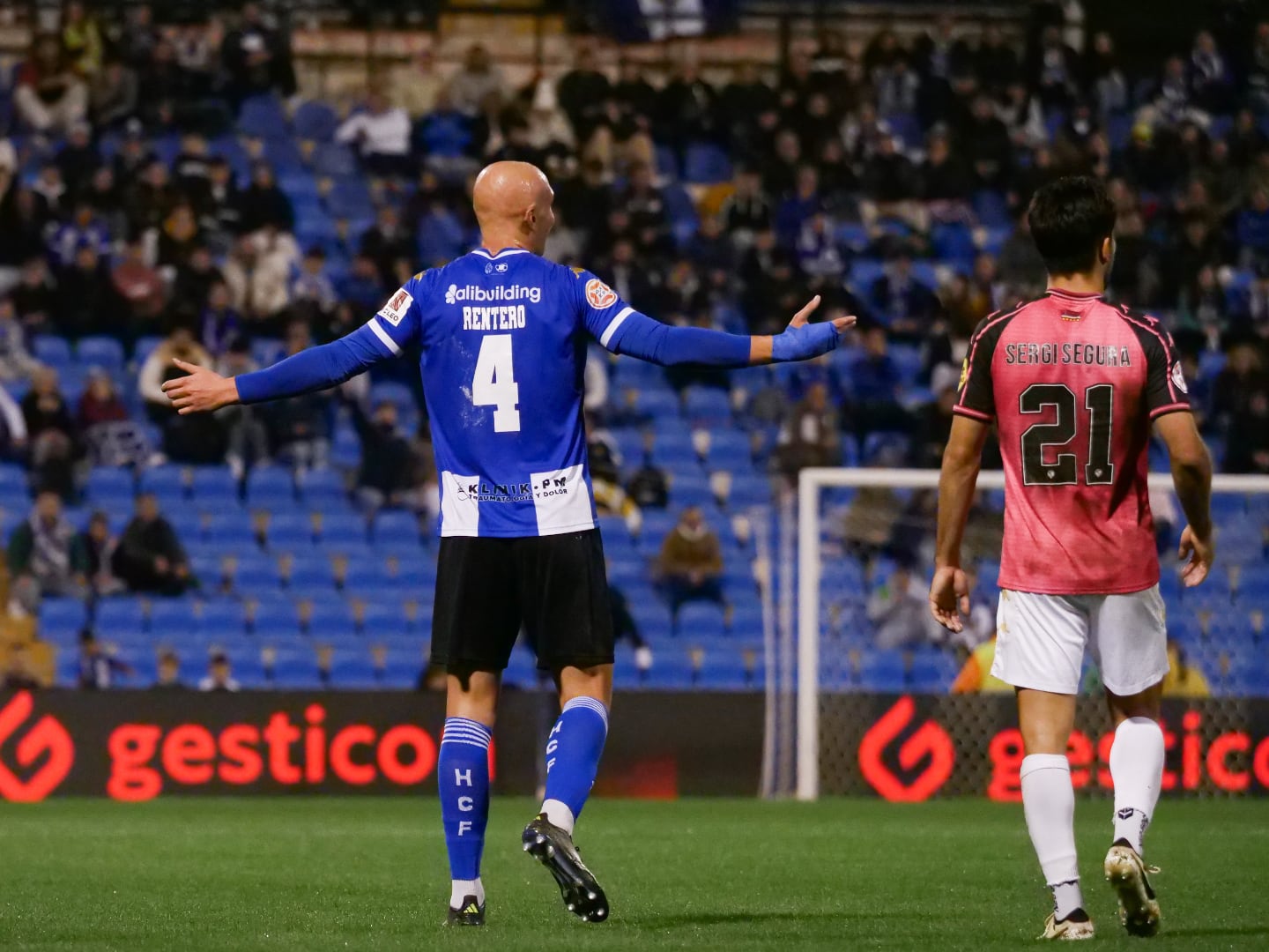 Javier Rentero, jugador del Hércules, en una acción frente al Sabadell
