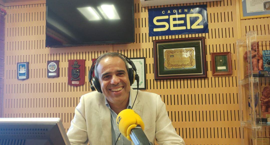 El subdelegado del Gobierno en Cádiz, José Pacheco, en los estudios de Radio Cádiz