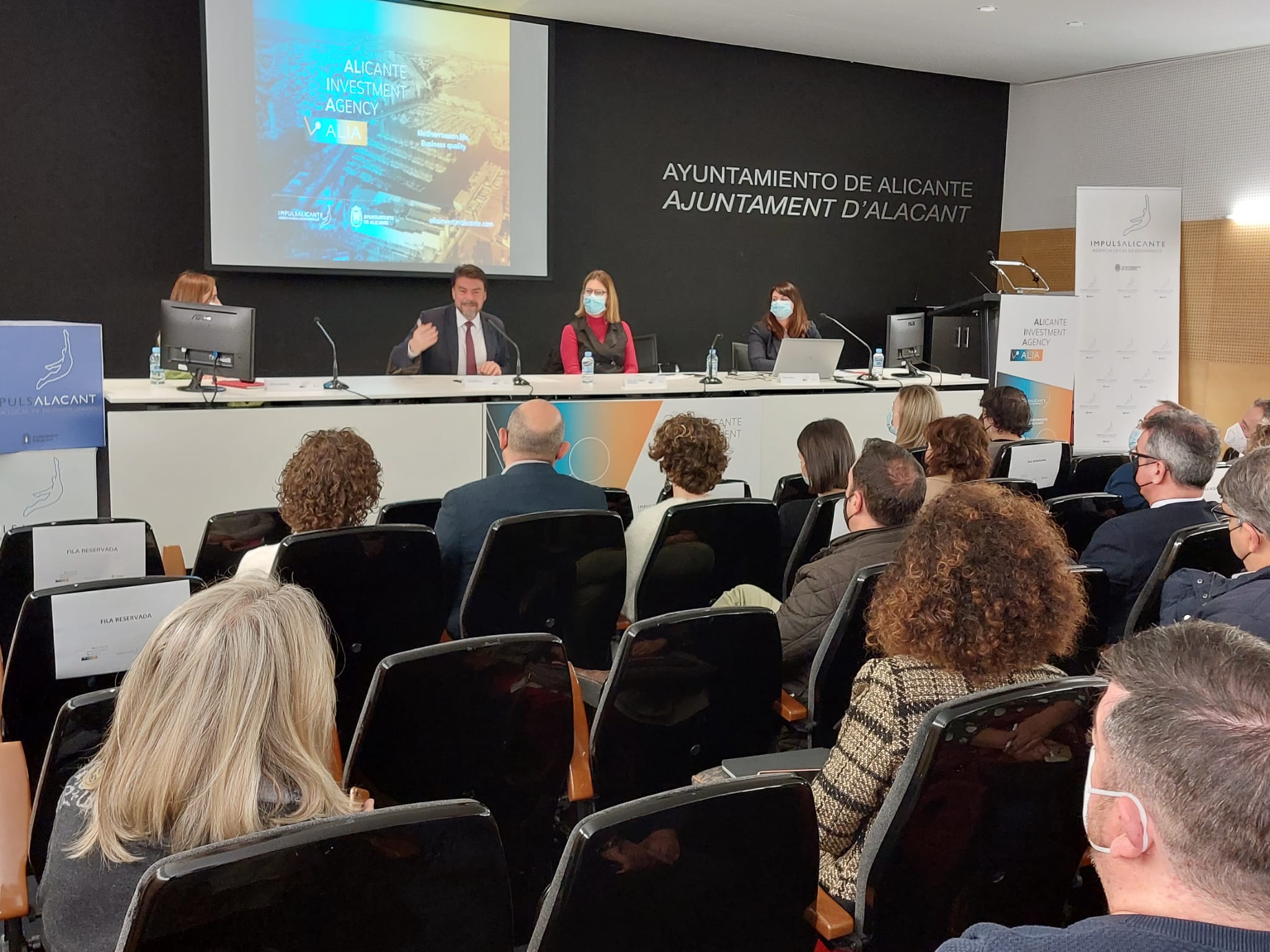 El alcalde Barcala se dirige al público durante la presentación de la Agencia de Atracción de Inversiones de Alicante