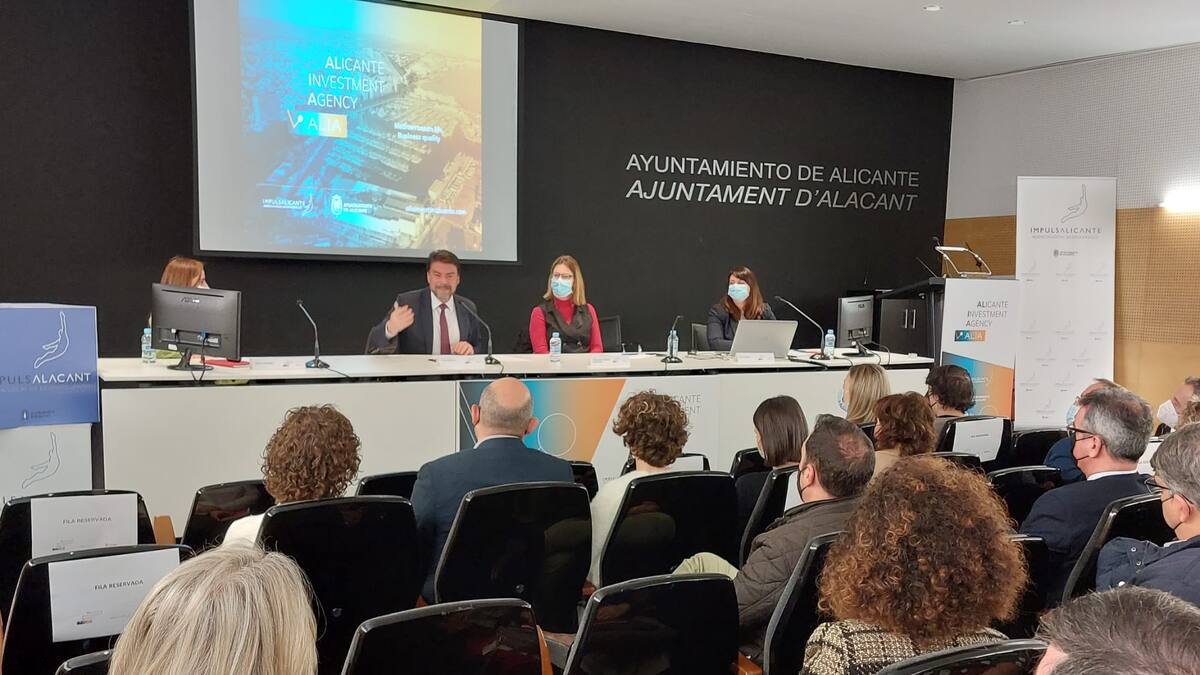 Barcala firma el decreto para constituir la comisión que investigará la oposición a la Policía Local de Alicante