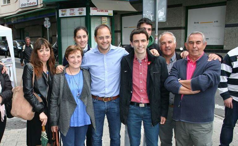 César Lunea, con simpatizantes socialistas en Santander