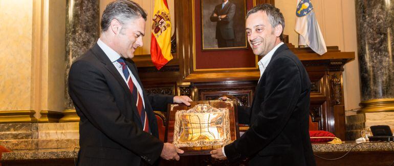 Xulio Ferreiro entrega el título
