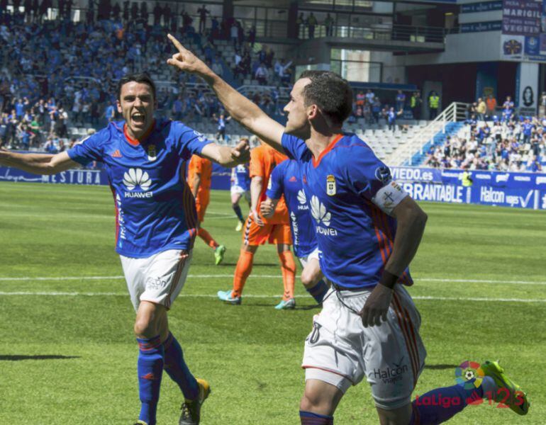 Miguel Linares y Ramón Folch celebran el primer tanto del Real Oviedo ante el Lorca.