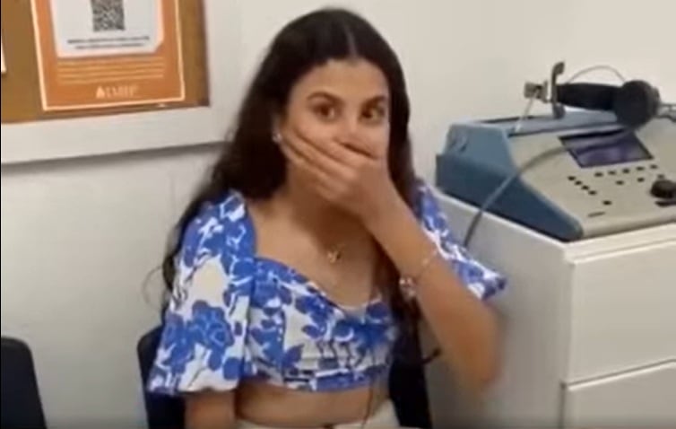 Laís Vitória en el momento que comienza a escuchar por primera vez