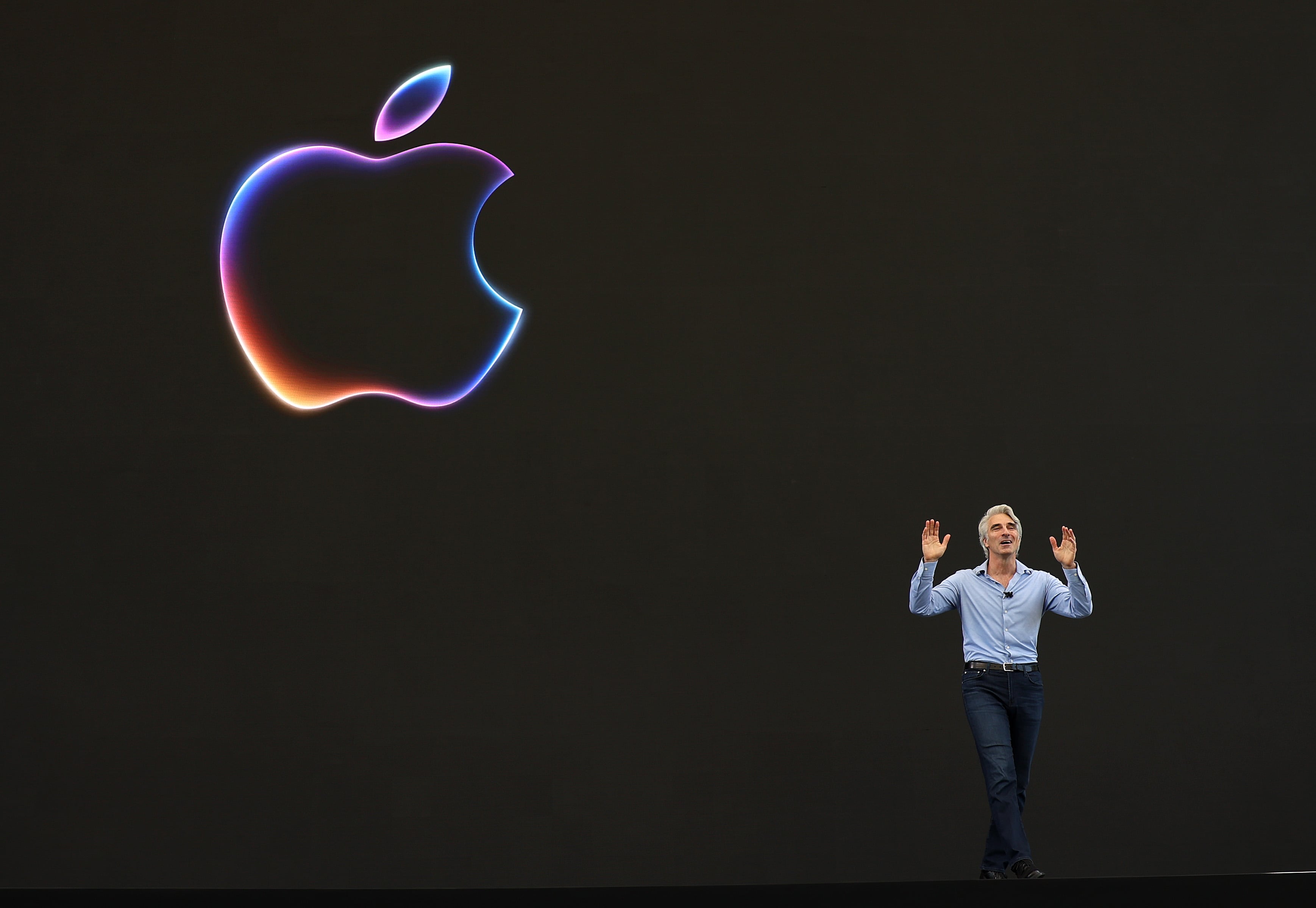 El vicepresidente senior de ingeniería de software de Apple, Craig Federighi, pronuncia un discurso al inicio de la Conferencia Mundial de Desarrolladores de Apple (WWDC) el 10 de junio de 2024 en Cupertino, California