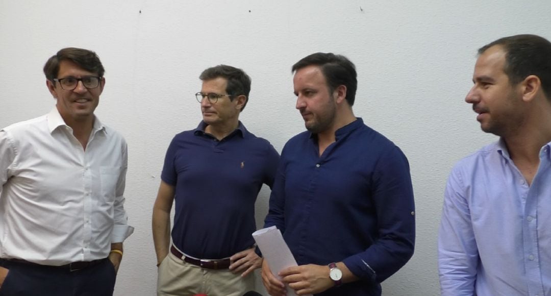 Pablo Ruz con varios concejales del PP