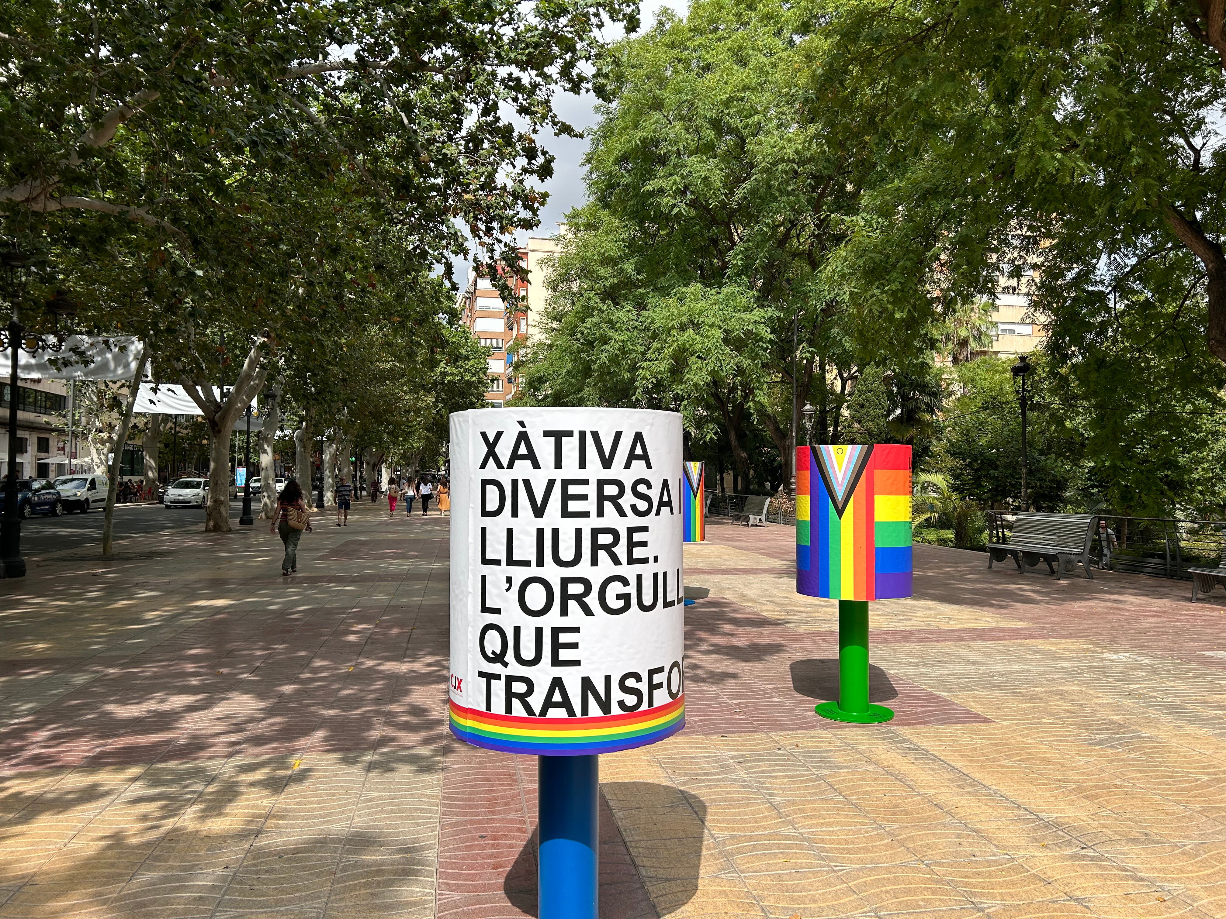 Exposición de tótems con banderas LGTBIQA+ en Xàtiva