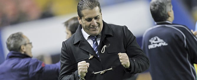 El entrenador del Rayo Vallecano, José Ramón Sandoval, celebra el primer gol de su equipo durante el partido, correspondiente a la vigésimo cuarta jornada del Campeonato Nacional de Liga de Primera División, que disputa el conjunto madrileño con el Levant