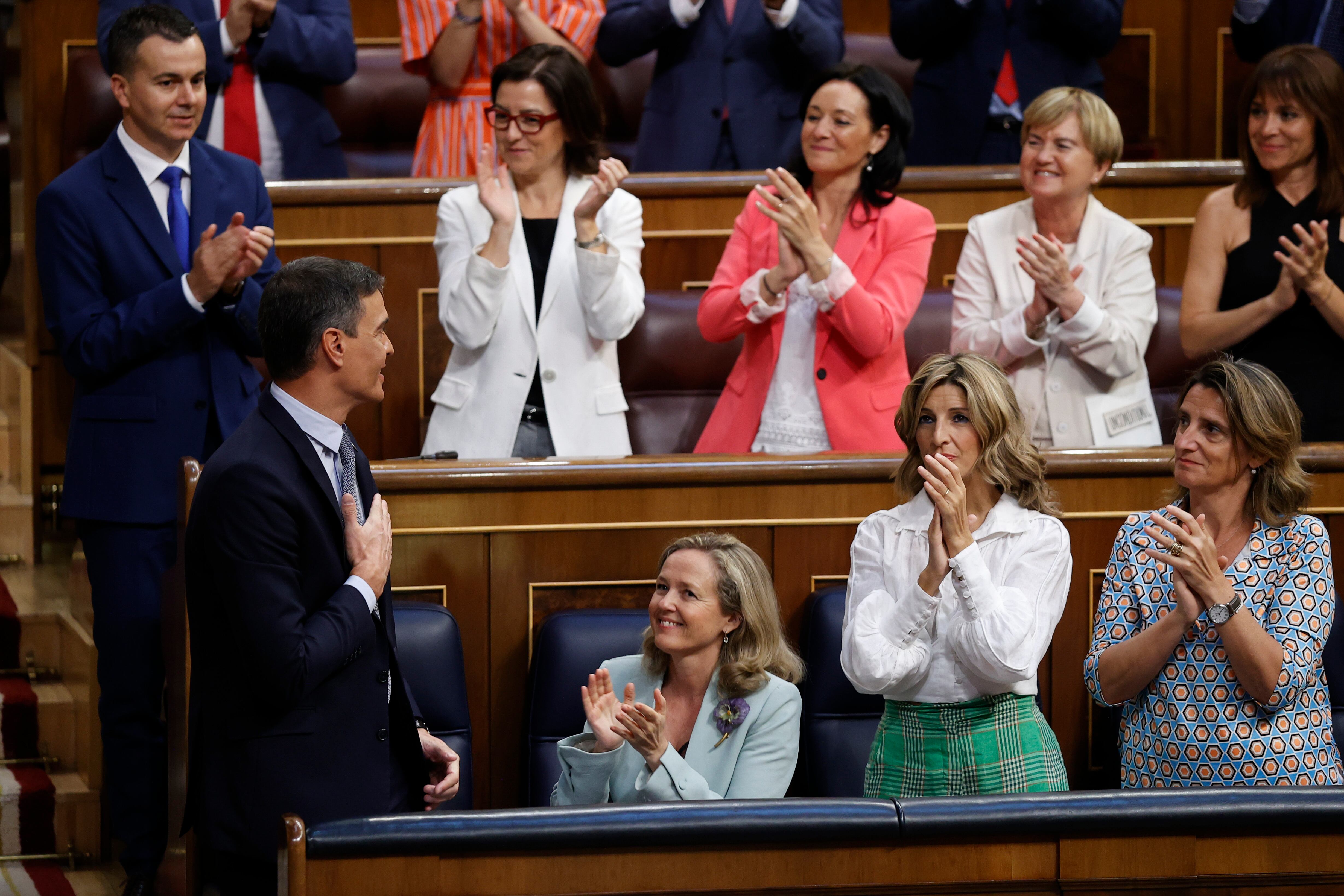 El presidente del Gobierno, Pedro Sánchez (i) es aplaudido por la bancada socialista tras su intervención en la primera jornada del debate sobre el estado de la nación este martes en el Congreso de los Diputados.