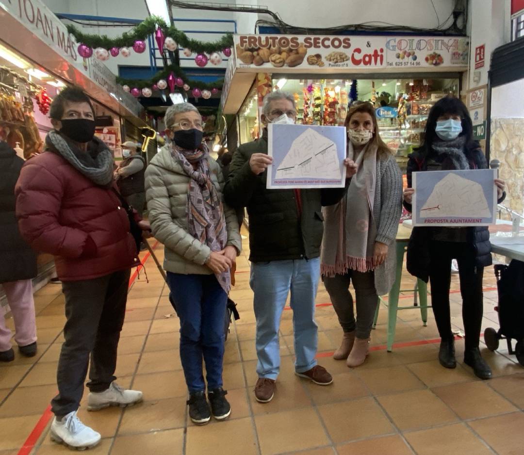 Presentación de las tres entidades vecinales de la alternativa al proyecto de reforma de Pere Garau de Cort. Mercat de Pere Garau este miércoles por la mañana.