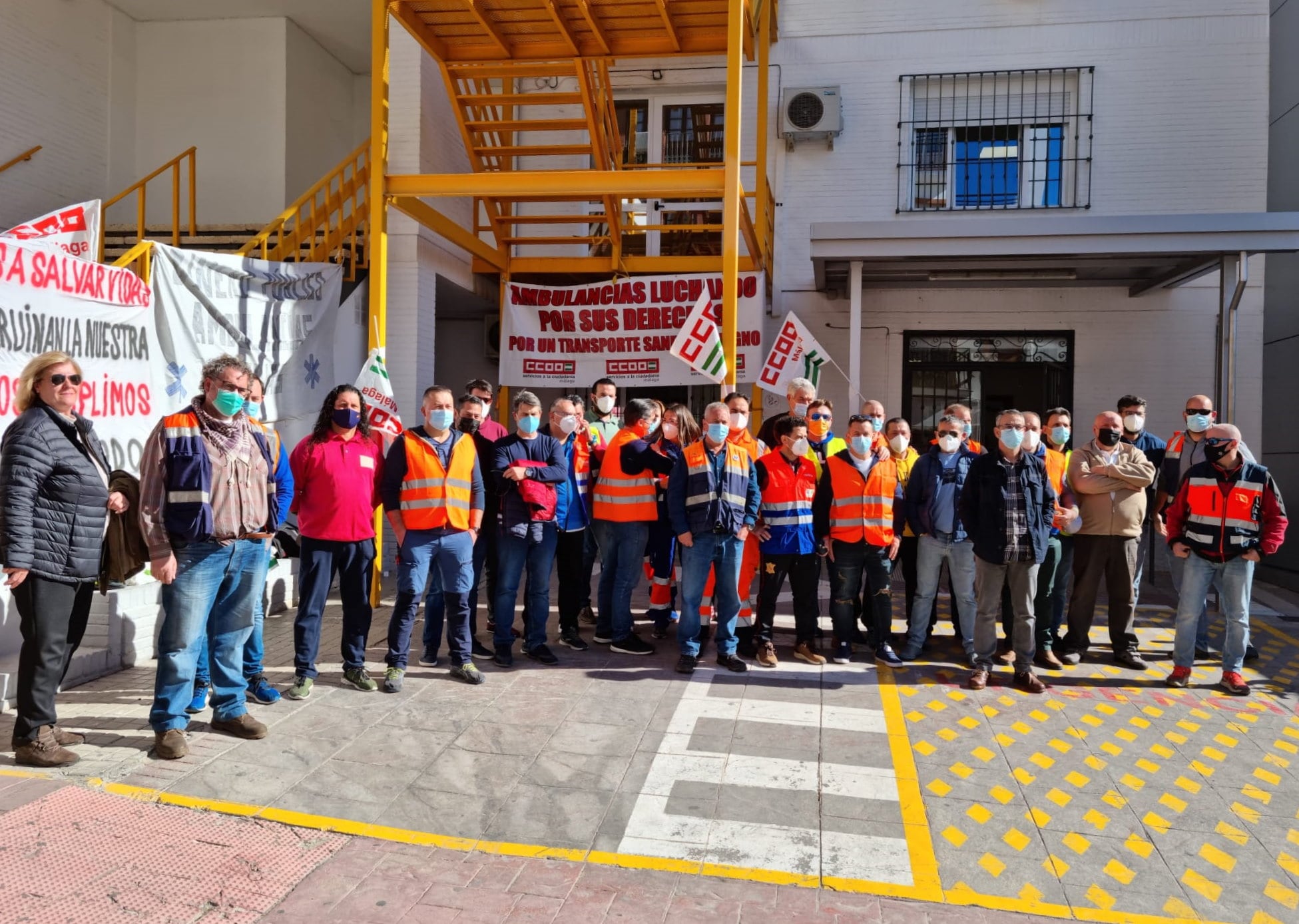 Una treintena de trabajadores se han dado cita a las puertas del área de Urgencias del Centro de Salud Ronda Norte