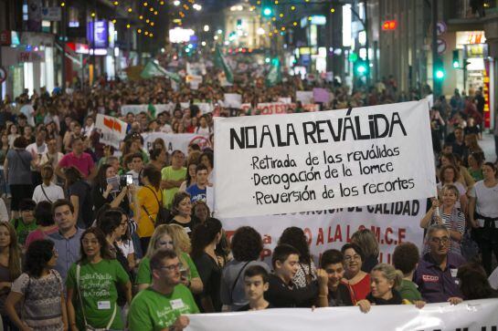 Miles de personas se han manifestado en contra de la Ley de educación Lomce entre la Avenida Teniente Flomesta y el Palacio de San Esteban, sede del gobierno regional de Murcia.