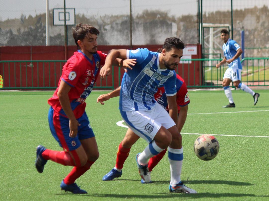 Conejeros y majoreros luchando por el balón.