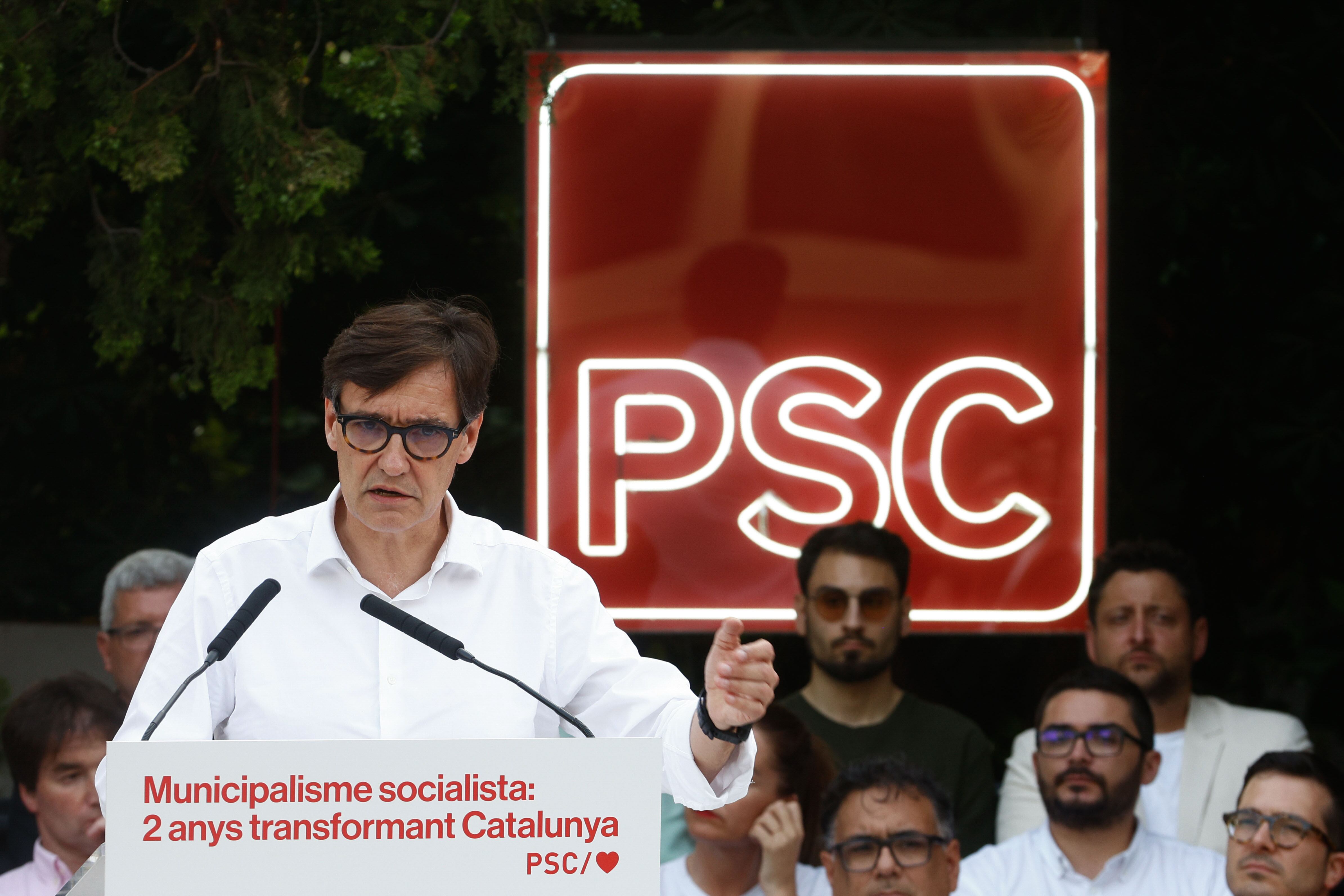 El presidente de la Generalitat de Cataluña, Salvador Illa, interviene en un acto del PSC con motivo de los dos primeros años de mandato municipal desde las elecciones locales de 2023, este viernes en Barcelona. EFE/ Quique García