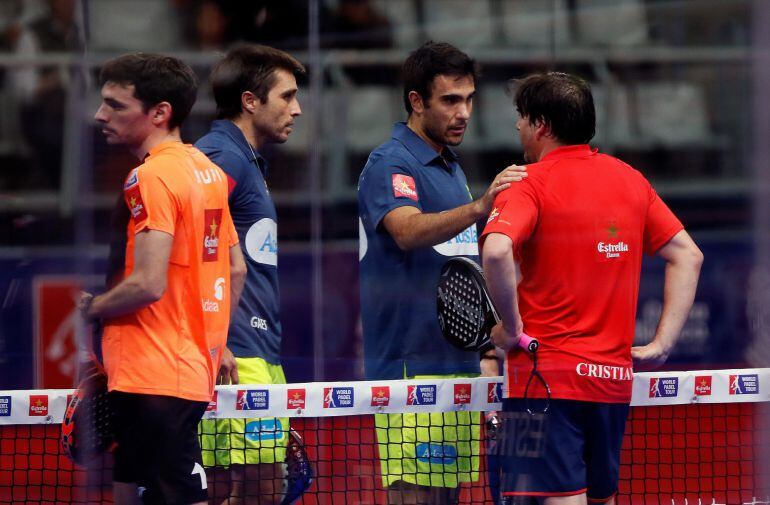 Los padelistas argentinos, Stupaczuk-Gutiérrez, durante la final masculina del World Padel Tour en Alicante contra Belasteguín-Lima. 