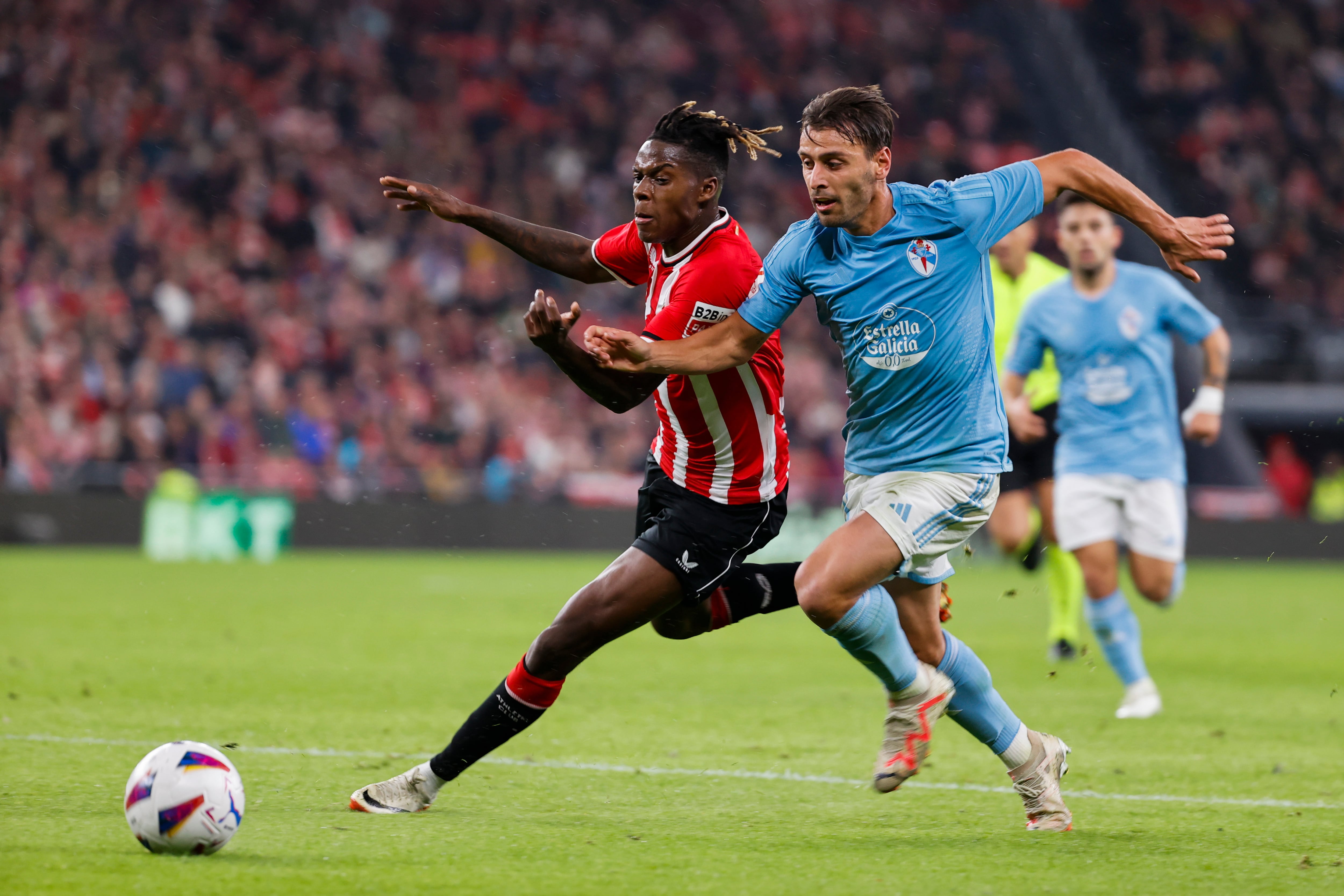 BILBAO (ESPAÑA), 10/11/2023.- El delantero del Athletic Club Nico Williams (i) disputa una posesión ante Kevin Vazquez (d) defensa sueco del Celta de Vigo durante el partido correspondiente a la jornada 13 de LaLiga que Athletic Club y Celta de Vigo disputan este viernes en el Estadio de San Mamés. EFE/ Luis Tejido
