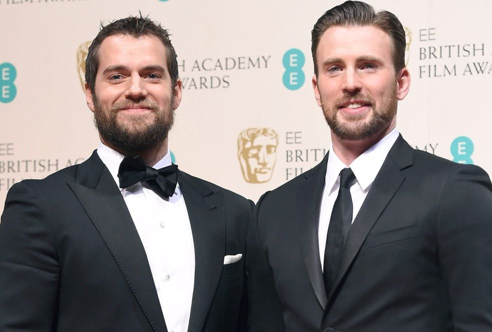 El actor británico Henry Cavill (L) y el americano Chris Evans (R) posan ante la prensa