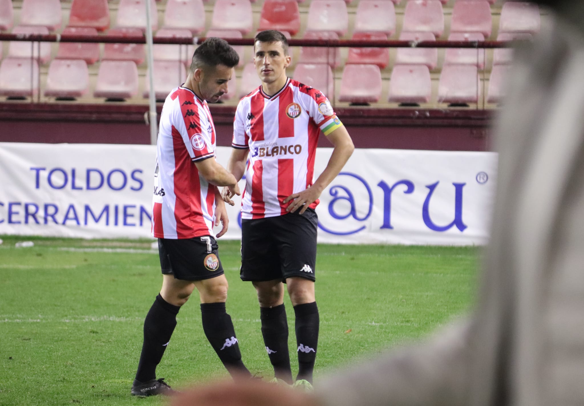 Óscar Fernández y Jaime Paredes lamentan la derrota ante el Celta Fortuna / SD Logroñés