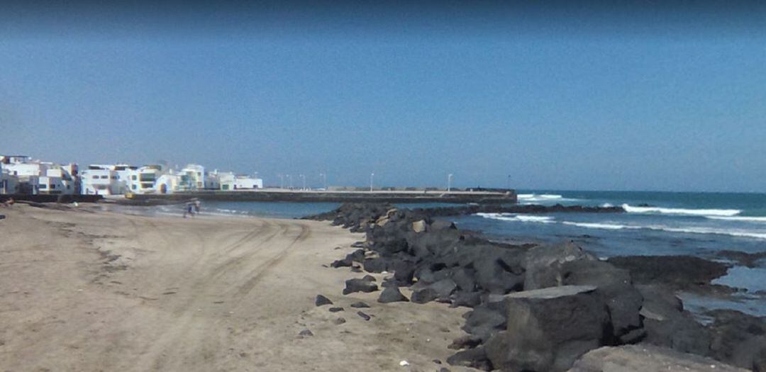Caleta de Famara con el muelle al fondo.