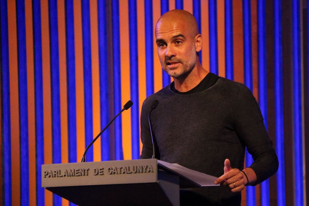 Pep Guardiola fent un discurs durant la concessió de la Medalla d'Honor del Parlament a Carola Rackete i Òscar Camps, el 10 de setembre del 2019