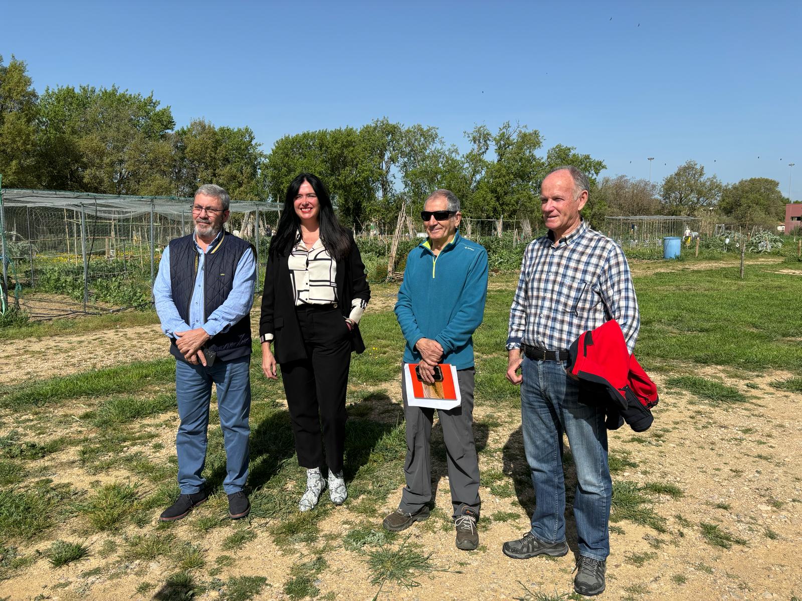 Momento de la visita a los huertos urbanos, invitados por la Fundación Daniel Calasanz