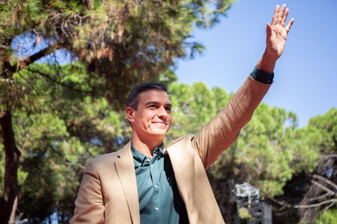 Pedro Sánchez saluda en el acto político de la Fiesta de la Rosa 