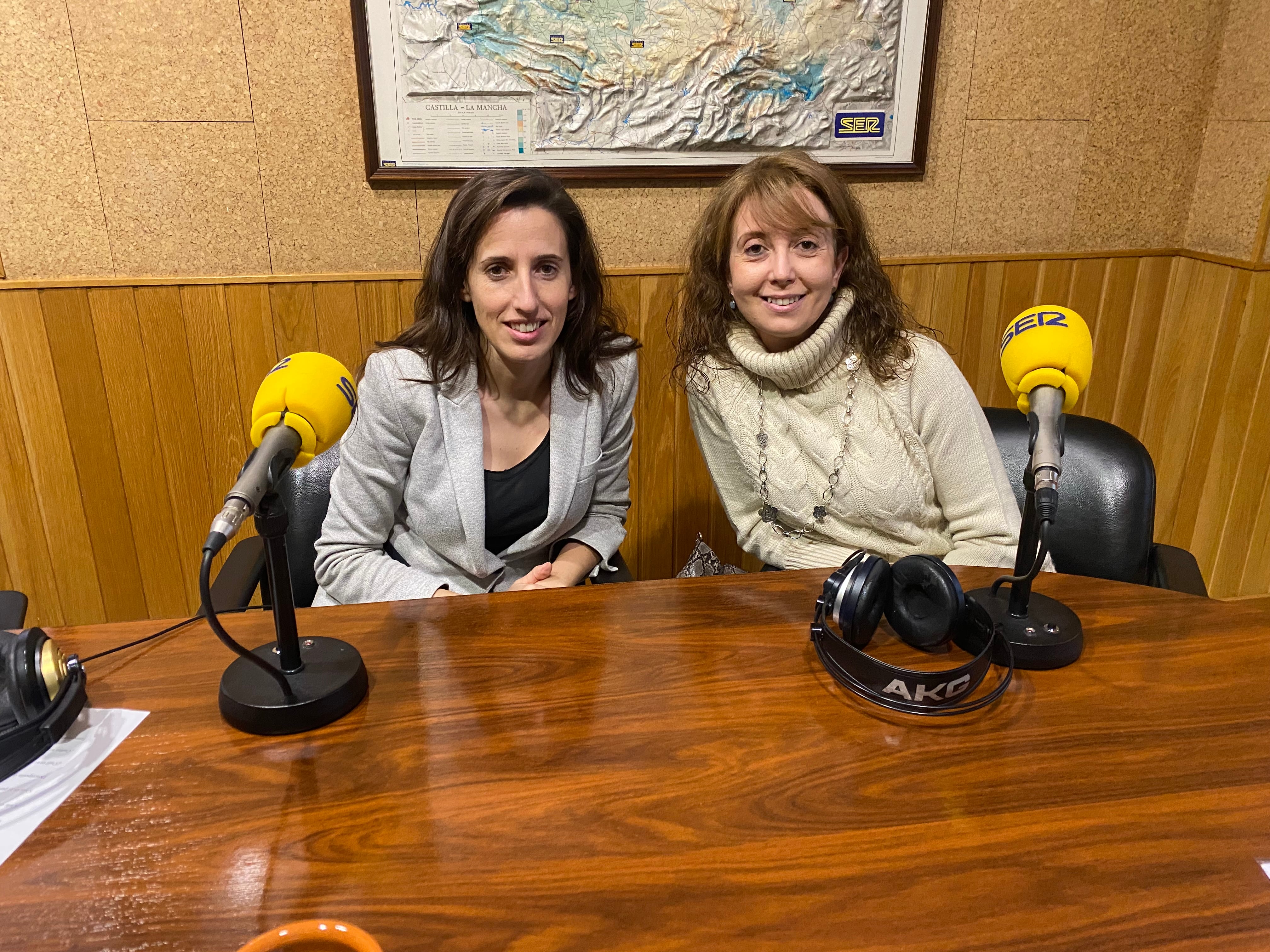 Beatriz Hernández y Begoña Montoya en el estudio de SER Cuenca.