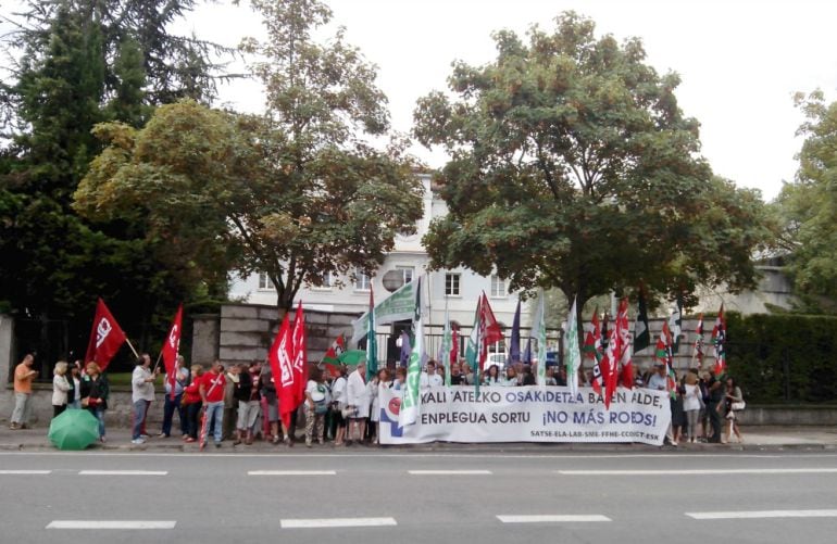 Concentración de sindicatos frente a la sede central de Osakidetza en Vitoria 