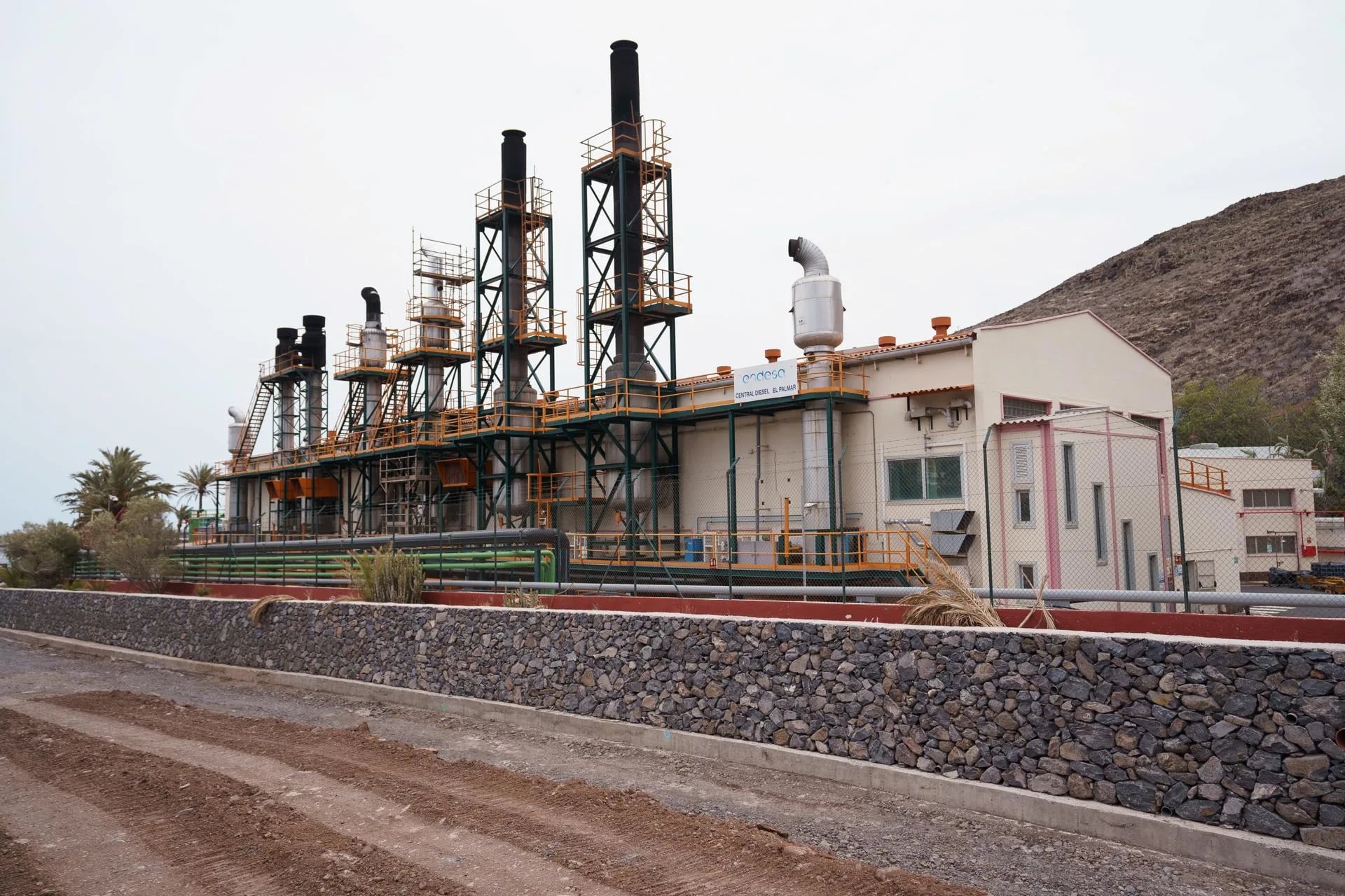 SAN SEBASTIÁN DE LA GOMERA.-Imagen de archivo de la Central térmica El Palmar de San Sebastián de La Gomera, que ha vuelto a sufrir una avería que ha causado un cero energético en la isla. EFE/Ramón de la Rocha