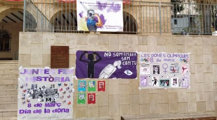 Pancartas elaboradas por alumnos de los centros educativos.