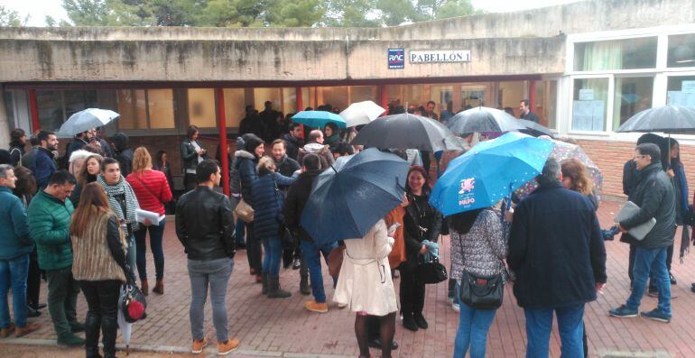 Opositores de Sanidad esperando para entrar a hacer los exámenes en el IES Laboral &#039;Universidad Laboral&#039; de Toledo