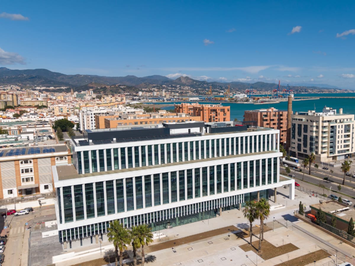 A punto de colgar "todo alquilado" el nuevo edificio de oficinas de lujo de Málaga