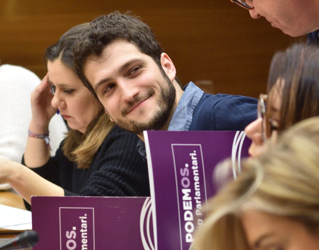 El secretario general de Podem, Antonio Estañ, en les Corts