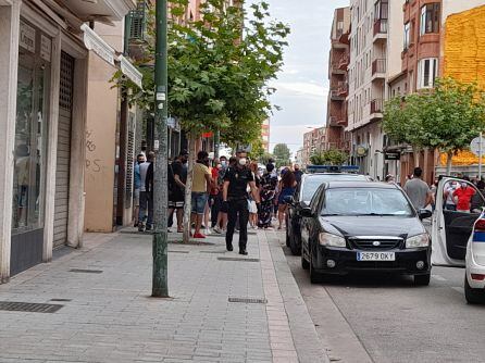 La gente se aglomeraba a los dos lados del cordón policial siguiendo el curso y desenlace del suceso