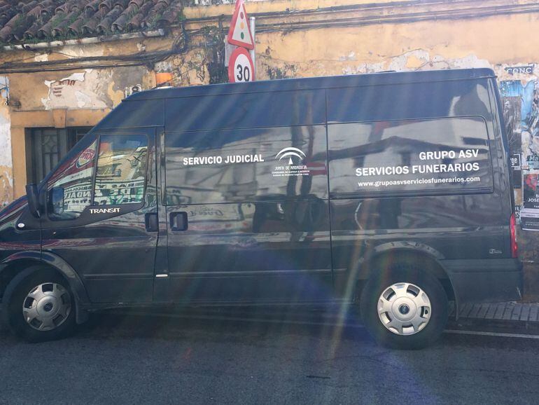 Furgón Funerario ante la casa en ruínas donde se ha producido la muerte