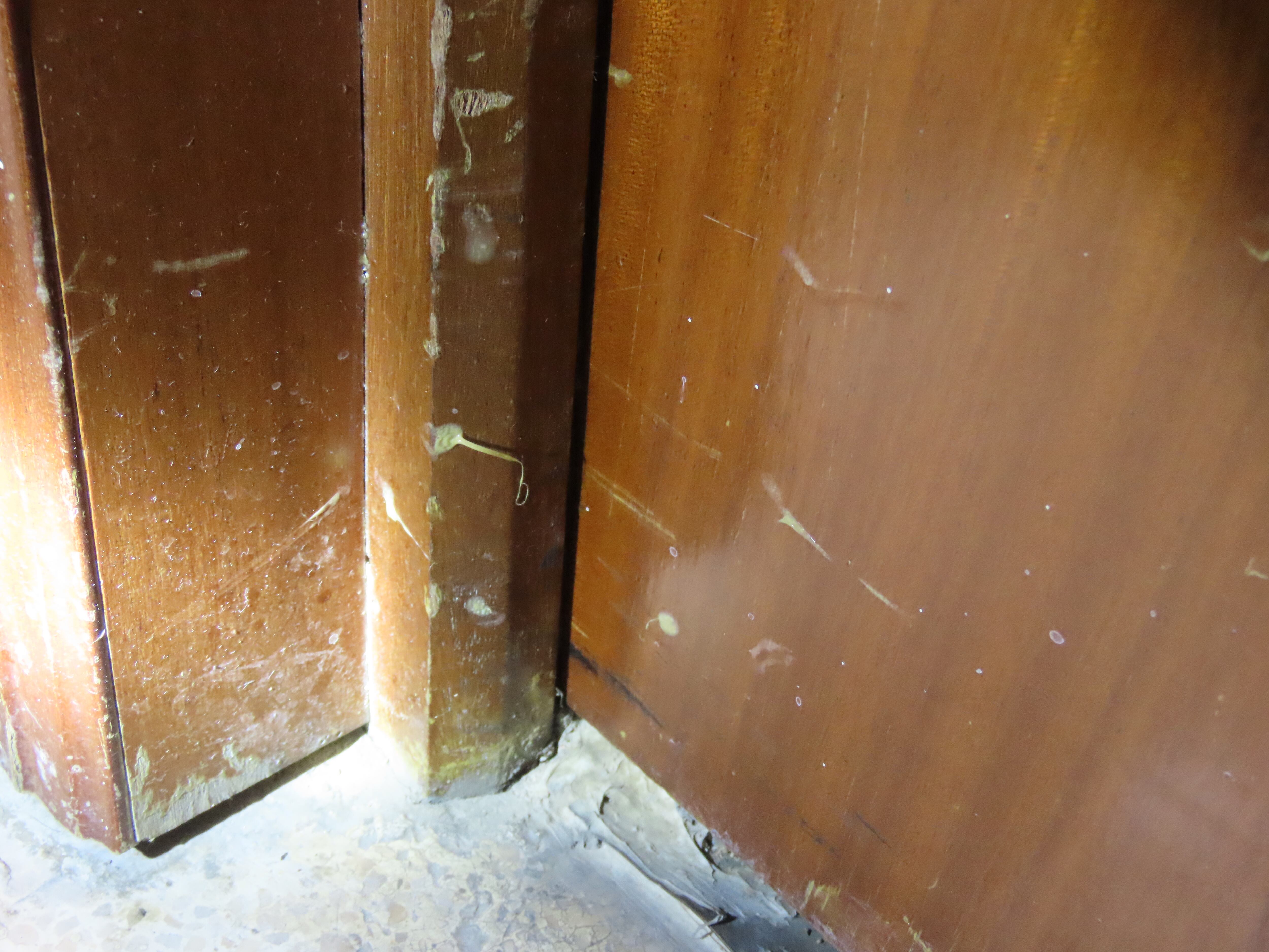 Hilos de silicona en el marco de la puerta en un domicilio de Alcalá de Henares