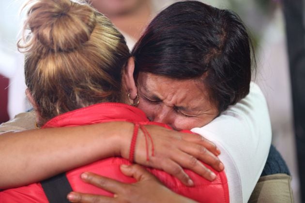 María Magdalena Anton llora durante el funeral de su hija Fátima este lunes en el barrio de Tulyehualco en Ciudad de México (México).