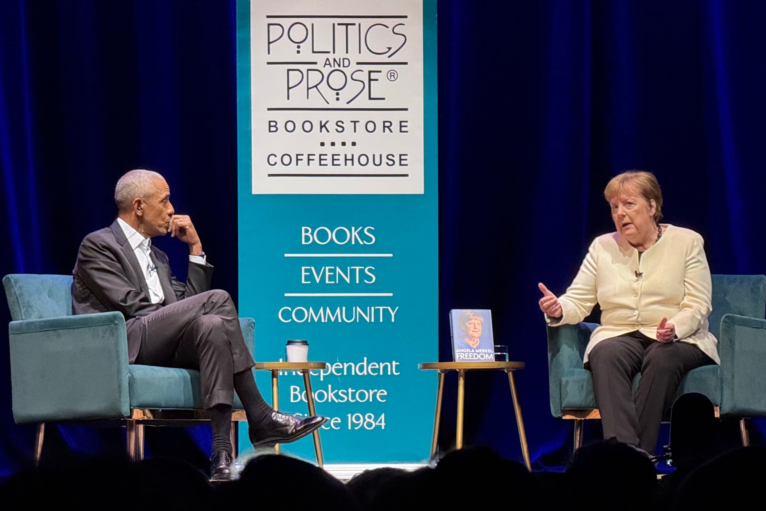 La excanciller alemana Angela Merkel (d) habla junto al expresidente de los Estados Unidos, Barack Obama, durante la presentación de su autobiografia &#039;Libertad&#039;, en Washington (Estados Unidos).