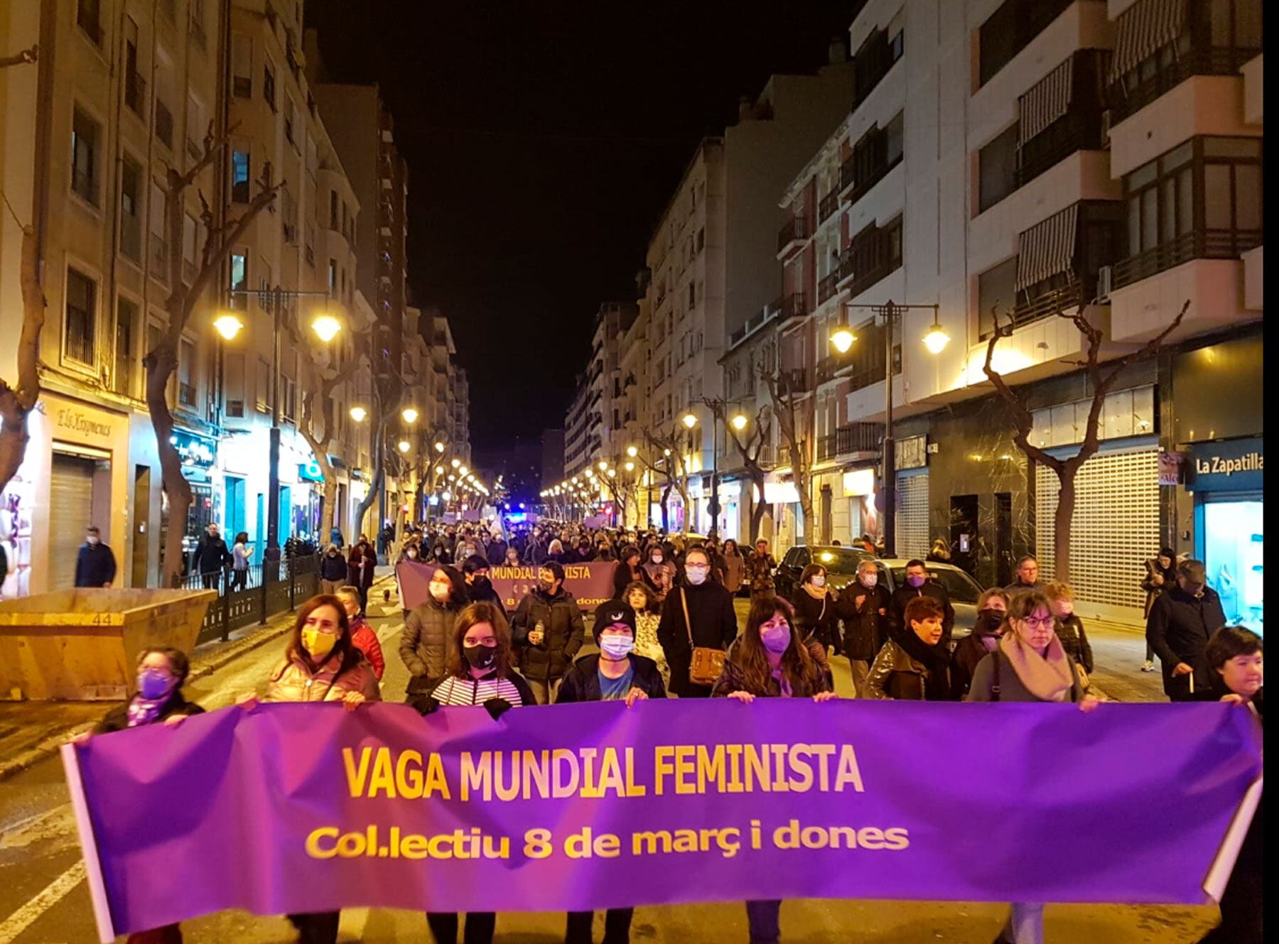 La manifestación a su paso por la Avenida Alameda Camilo Sesto
