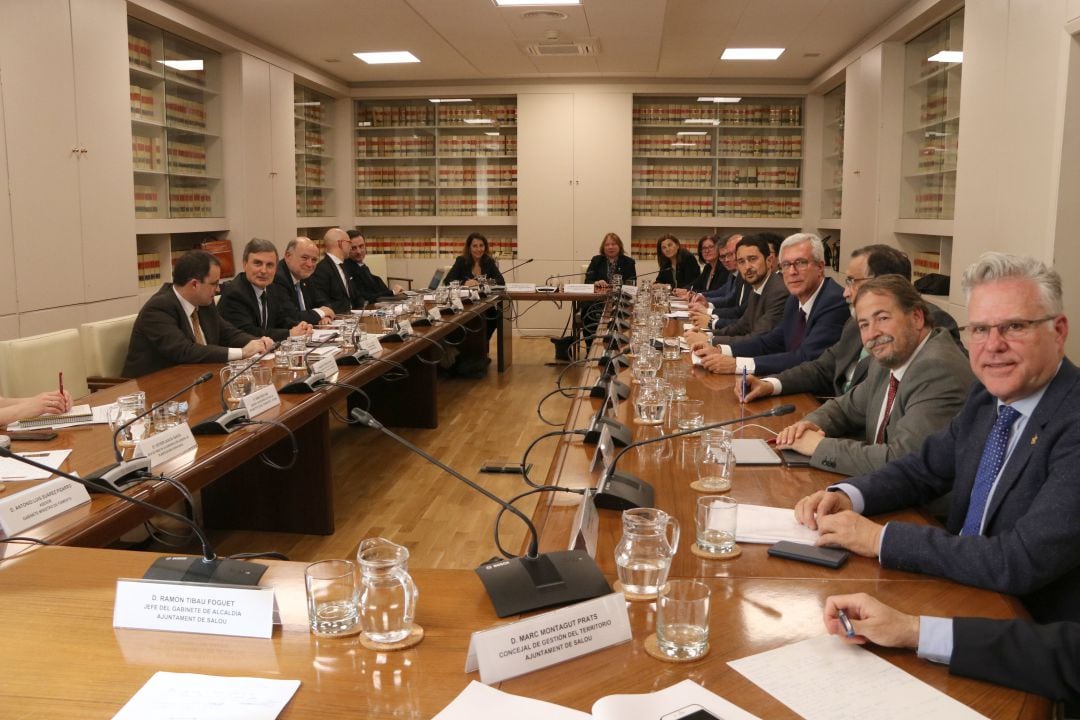 Els alcaldes del Camp de Tarragona durant la reunió amb el Ministeri de Foment i la Generalitat. 