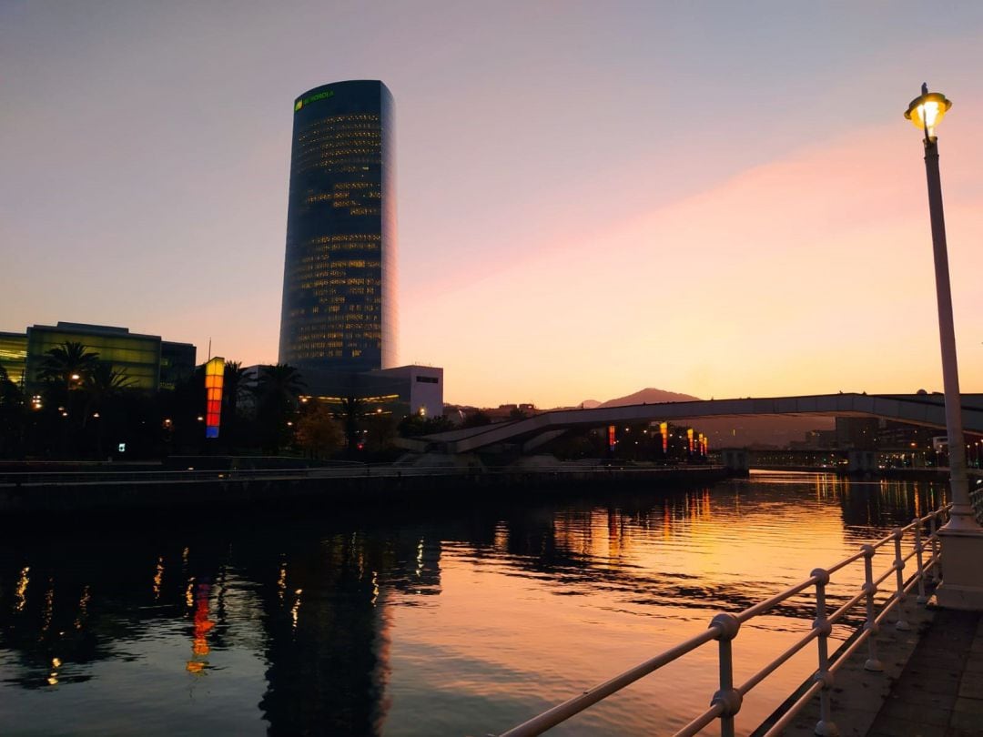 Vista de la Torre Iberdrola al atardecer en Bilbao, en una imagen de archivo